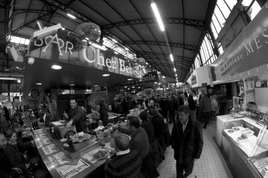 Le comptoir Chez Bebelle dans les Halles de Narbonne